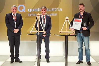 v.l.n.r.: Konrad Scheiber (Geschäftsführer Quality Austria), Alexander Woidich (Vorsitzender der Jury), Stefan Rauhofer (Qualitäts-Champion 2019)
