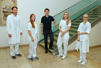 Für die rund 35 Studierenden des ersten Jahrgangs der Medizinischen Fakultät der Johannes Kepler Universität Linz war 2020 nicht nur das „Coronajahr“, sondern das Jahr, in dem sie ihr Studium erfolgreich abgeschlossen haben. © KUK 