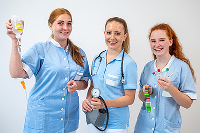 Foto von drei Studierenden der Gesundheits- und Krankenpflege an der FH Gesundheitsberufe OÖ © FH Gesundheitsberufe OÖ / Dostal