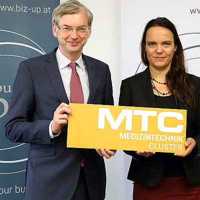 Foto: Wirtschaftslandesrat Dr. Michael Strugl (links) und Nora Mack, BSc MBA, Managerin des Medizintechnik-Clusters (rechts) präsentieren das neue Logo.