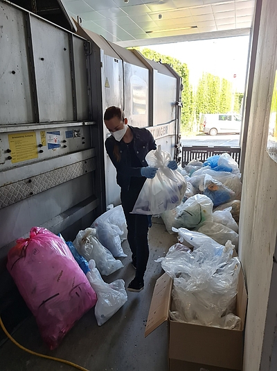 Vier Tage lang wurden insgesamt 150 Müllsäcke mit Kunststoffabfällen geprüft. © OÖG/Petra Walzel