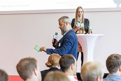 TCKT-Chef Christoph Burgstaller präsentierte den Becher aus recyceltem Krankenhausabfall beim Fachpublikum Ende Juni auf der Veranstaltung MedTech.Circle. © Erwin Pils