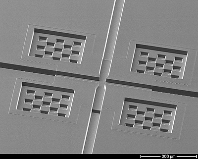 Elektronenmikroskopische Aufnahme von den Mikrostrukturen, die mittels Lithographie hergestellt werden. © Stratec
